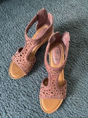 Sofft Mauve Pink Cutout Suede Sandals